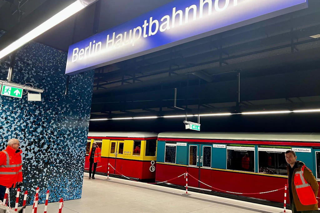 Blaues Wunder: So wird der unterirdische S-Bahnhof in Mitte wegen seiner Gestaltung genannt. Im März 2025 war der Museumszug des Vereins Historische S-Bahn zu Messfahrten auf der Neubaustrecke in Mitte unterwegs.