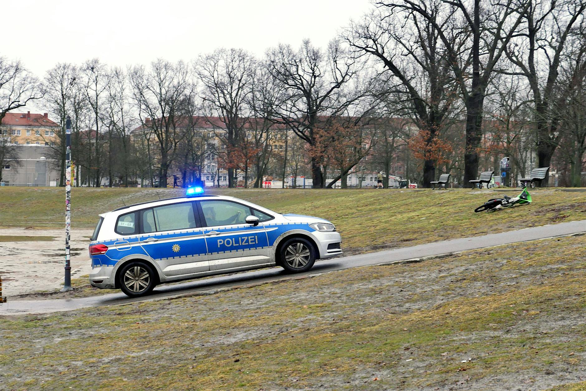 Schock im Volkspark Friedrichshain: Mann bei Schießerei schwer verletzt