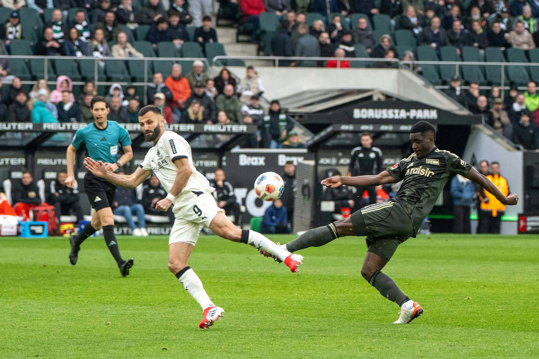 Stanley Nsoki (r.) im Duell gegen Gladbachs Franck Honorat.