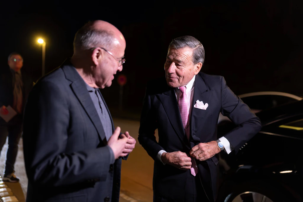 Gregor Gysi (l.) empfing Wolfgang Grupp am Montagabend an seinem Auto.
