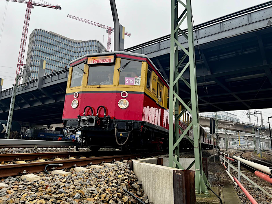 Berlins älteste S-Bahn auf Berlins jüngster S-Bahn-Trasse: Der Museumszug des Vereins Historische S-Bahn war bereits im Februar 2025 auf der Neubaustrecke im Einsatz – damals für Messfahrten.
