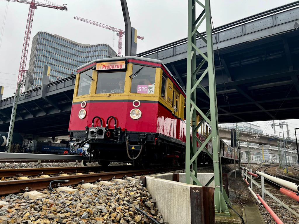 Berlins älteste S-Bahn auf Berlins jüngster S-Bahn-Trasse: Der Museumszug des Vereins Historische S-Bahn war bereits im Februar 2025 auf der Neubaustrecke im Einsatz – damals für Messfahrten.