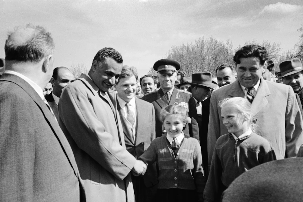 Der ägyptische Präsident Gamal Abdel Nasser (2.v.l.) zu Besuch in Leningrad, 1958