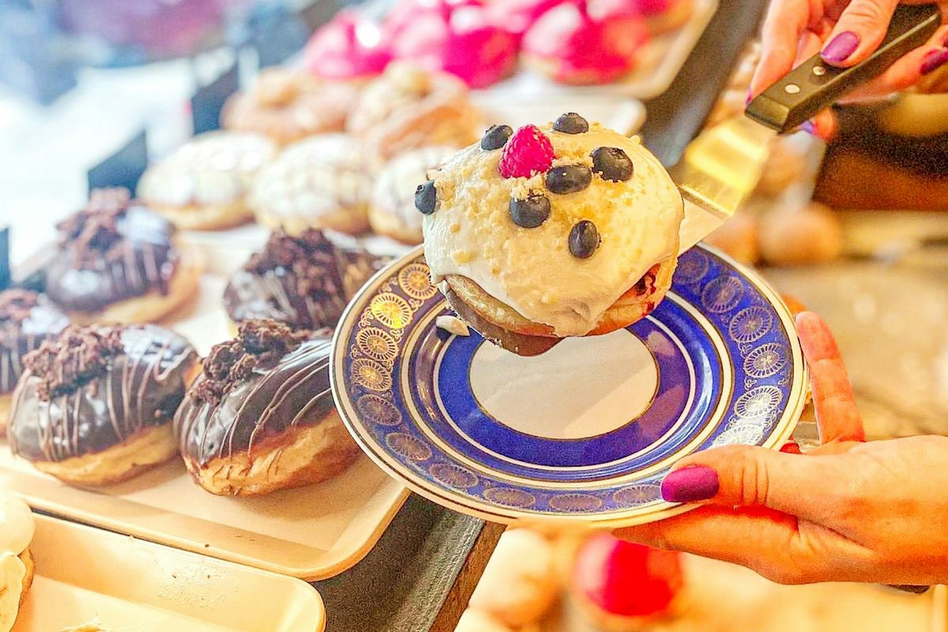 Heute versorgt Samantha-Josephine Sawadsky&nbsp;die Berliner mit leckeren Donuts an drei Standorten. Der Weg dahin war steinig.