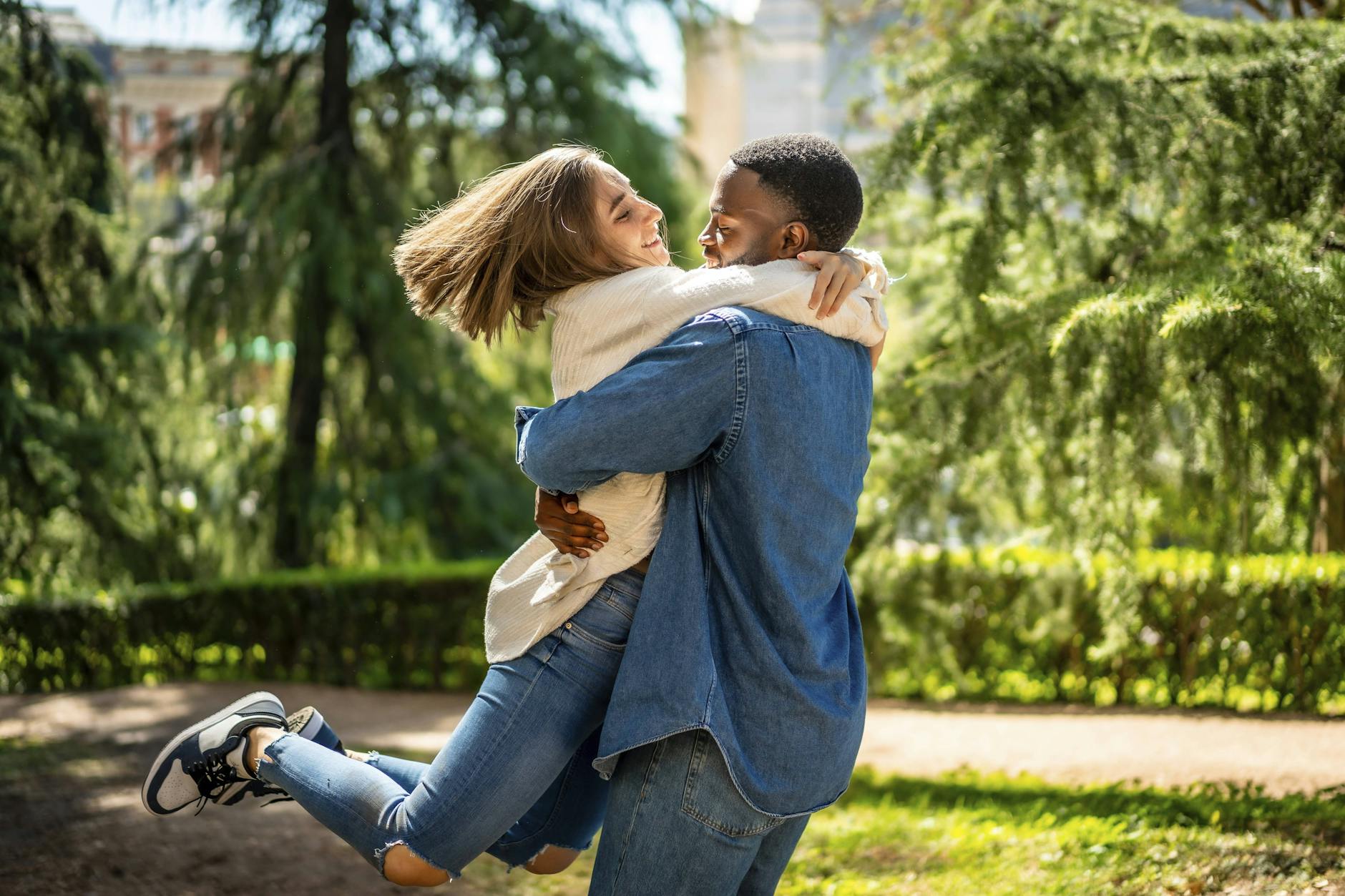 Zwei Herzen im Gleichklang: Diese Woche stehen die Sterne auf Nähe, Leidenschaft und überraschende Liebesmomente.