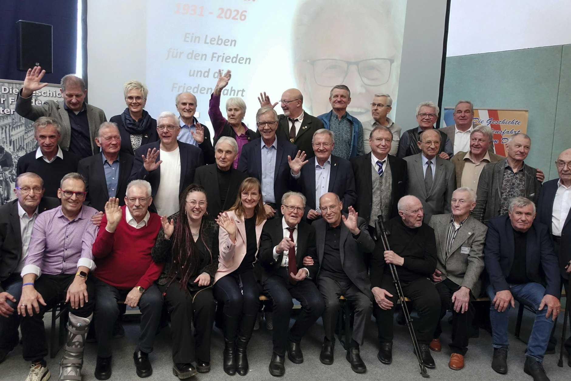 Gruppenfoto mit Prominenten aus Sport und Politik zum 95. Geburtstag von „Täve“&nbsp;Schur im Friedensfahrt-Museum in Kleinmühlingen.
