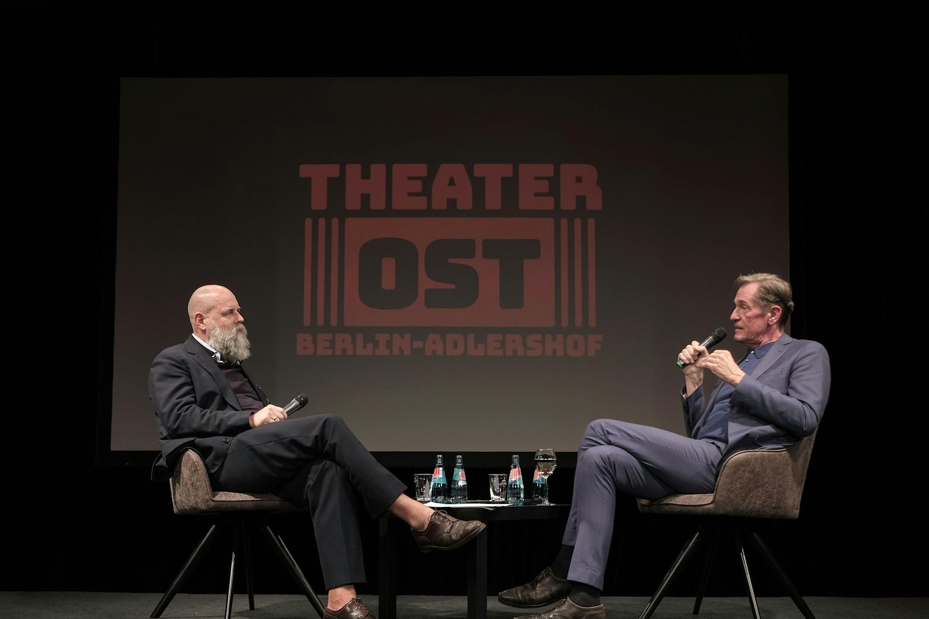 Holger Friedrich (l.) und Mathias Döpfner trafen im Theater Ost aufeinander.