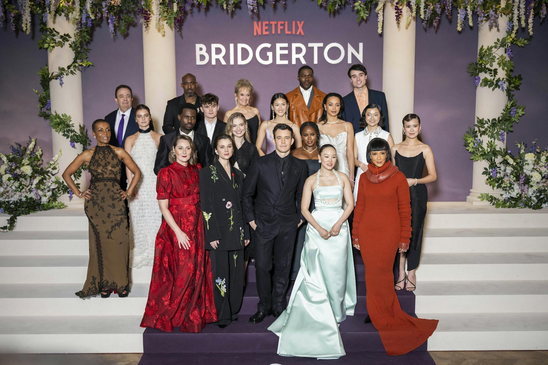 Der „Bridgerton“-Cast bei der Weltpremiere in Paris am 14. Januar.