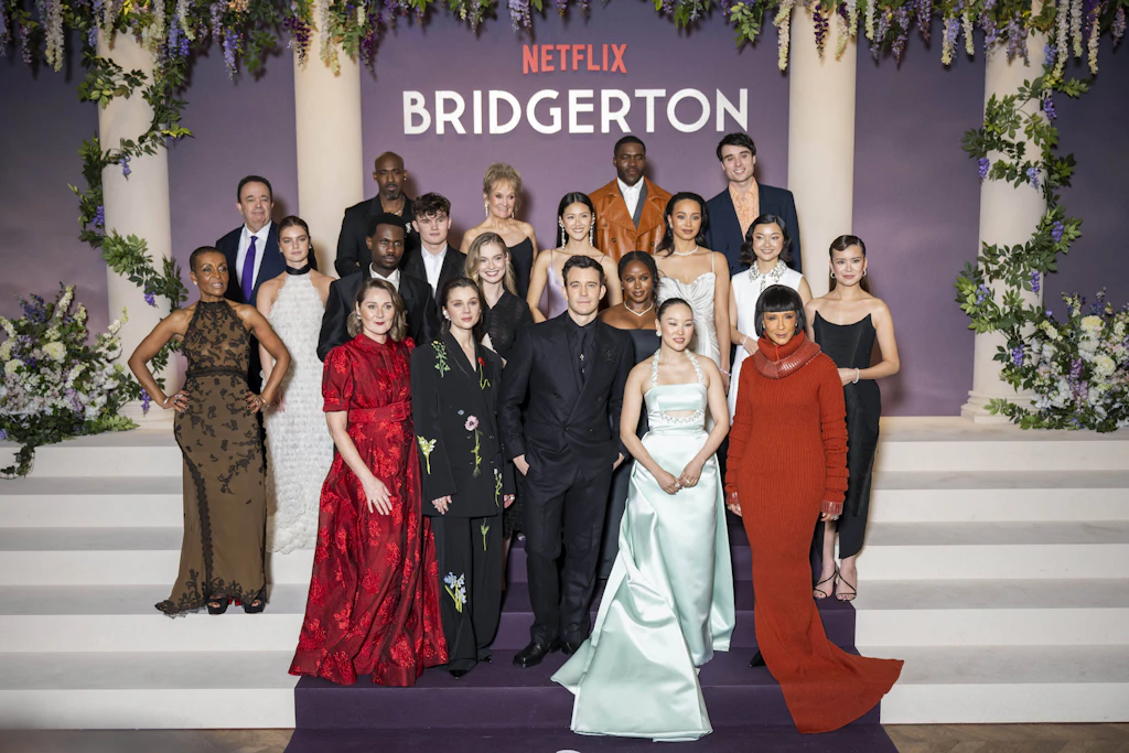 Der „Bridgerton“-Cast bei der Weltpremiere in Paris am 14. Januar.