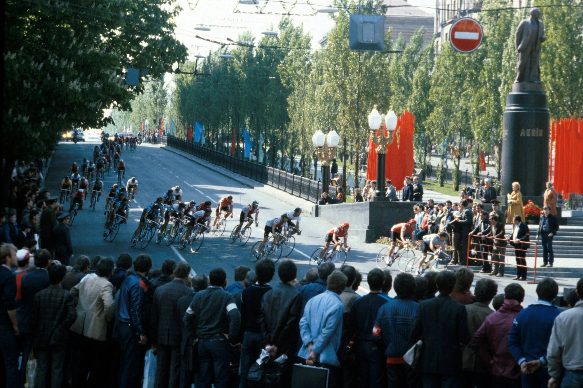 Die Teilnehmer der Friedensfahrt 1986 auf der Strecke