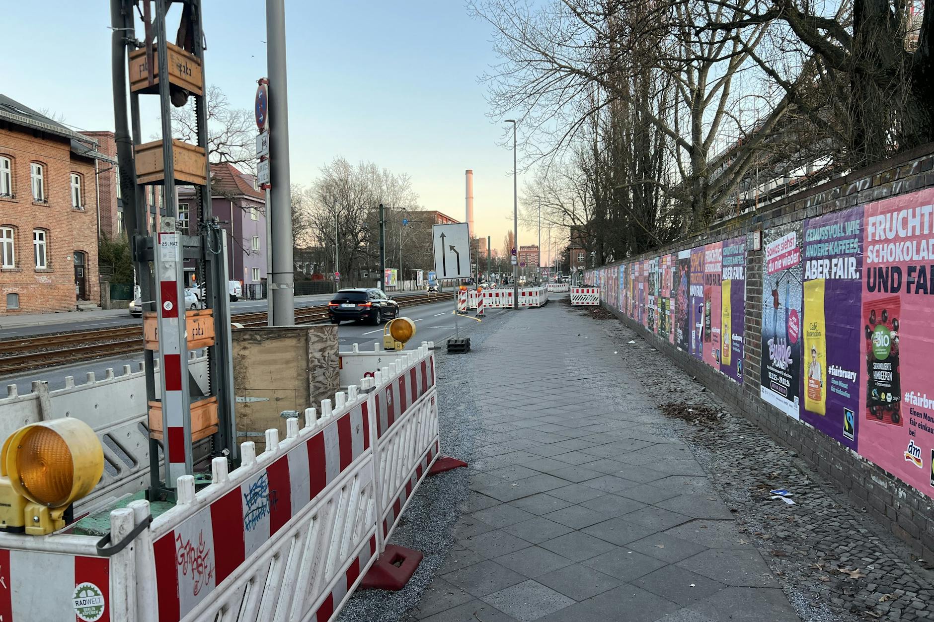 An der Hauptstraße in Rummelsburg wird an Wasserleitungen gearbeitet. Rechts wird gerade eine neue Grundschule gebaut.