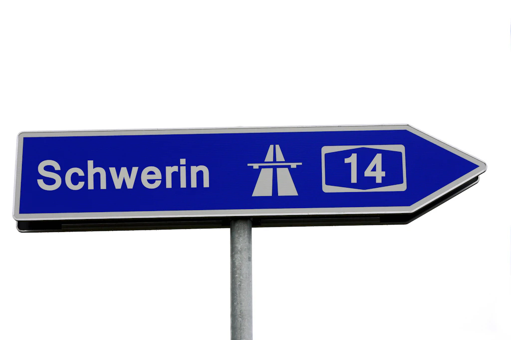 Auf der A14 bei Schwerin wird der Verkehr wegen Brückenarbeiten monatelang einspurig geführt.