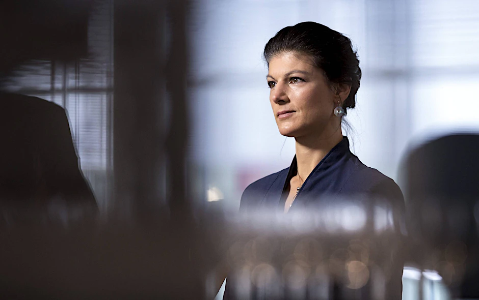 Sarah Wagenknecht: „Ältere Ostdeutsche erinnern sich, dass ihnen schon einmal eine Mauer als „antifaschistischer Schutzwall“ verkauft wurde.“