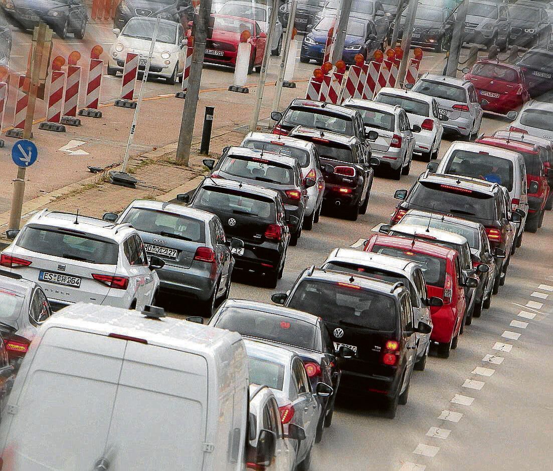 Image - Klimaklagen gegen Autobauer: Kann ein Gericht den Verkauf von Neuwagen mit Verbrennungsmotor untersagen?