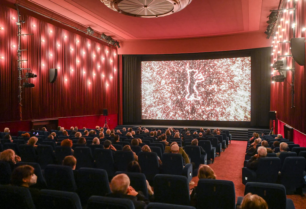 Sinemaseverlerin yan koltuğu boş tutmak için kullandıkları en antisosyal yöntemler