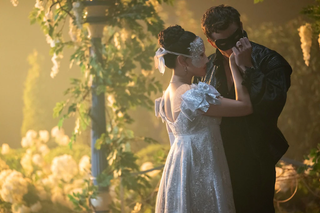 Sophie Baek (Yerin Ha) und Benedict Bridgerton (Luke Thompson) verlieben sich in der vierten Staffel von „Bridgerton“.