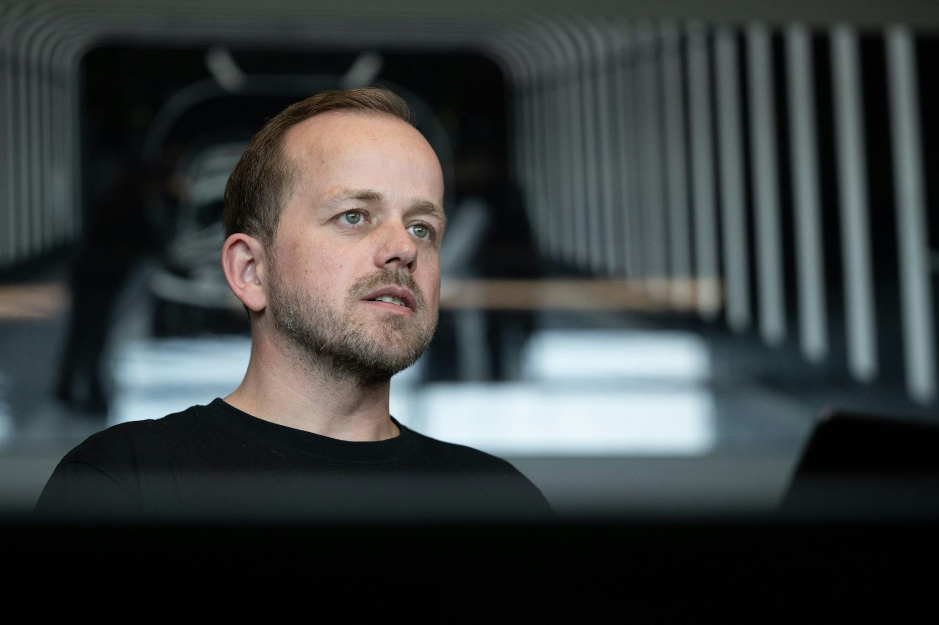 Blick auf eine gespaltene Belegschaft: Tesla-Werksleiter André Thierig und das Management lehnen den Einfluss externer Gewerkschaften ab.