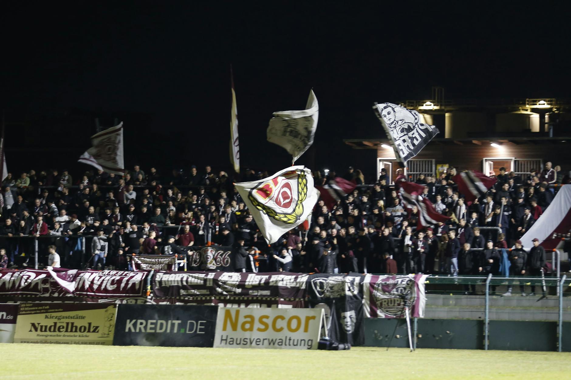 Anhänger vom BFC stehen trotz Fehlstart hinterm Team.