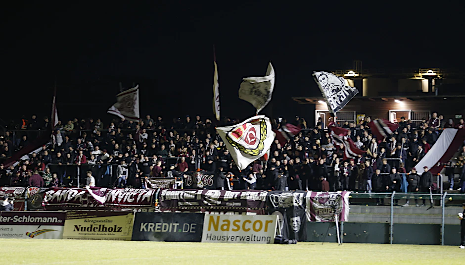 Anhänger vom BFC stehen trotz Fehlstart hinterm Team.