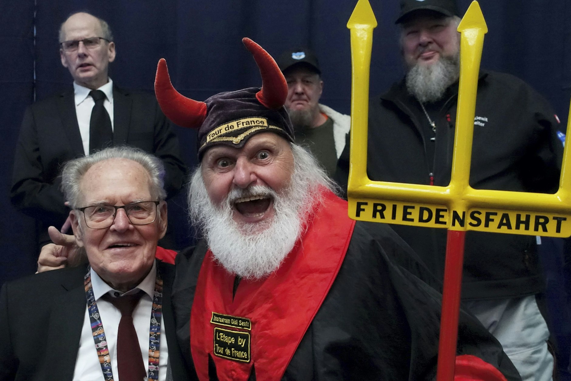 Dieter „Didi“ Senft aus Storkow, bekannt als Teufel bei der Tour de France, feiert mit beim 95. Geburtstag von „Täve“ Schur.