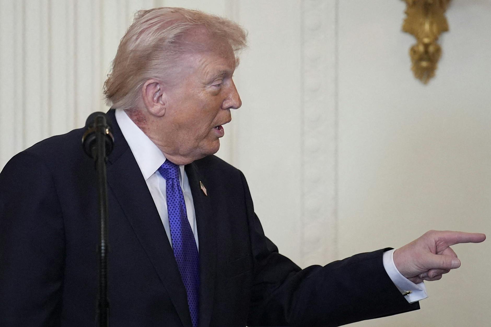 Rätsel um großen roten Fleck am Hals von Donald Trump