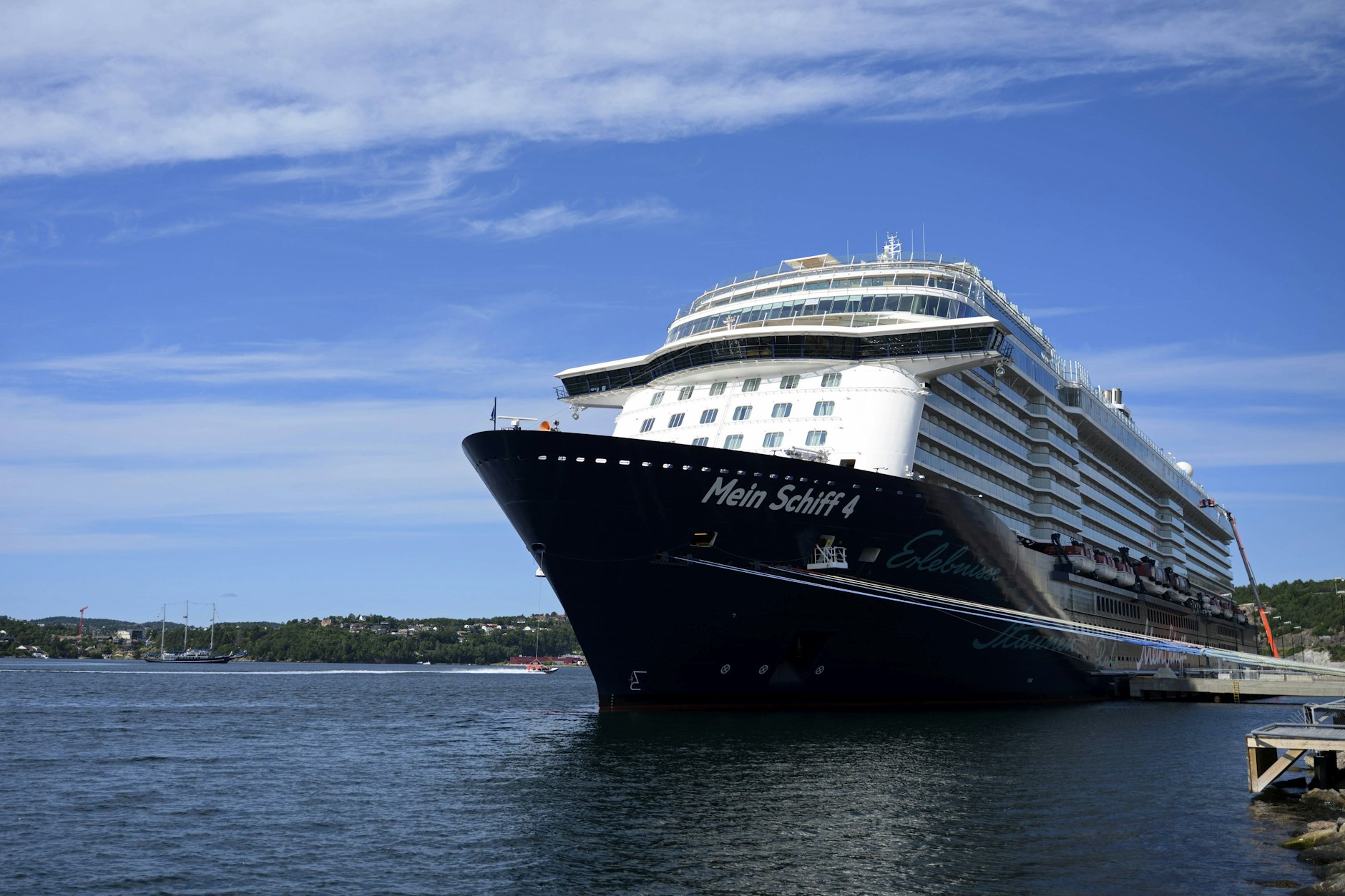 Das Kreuzfahrtschiff Mein Schiff 4 und andere Schiffe liegen am Golf fest, die Straße von Hormus ist unpassierbar.