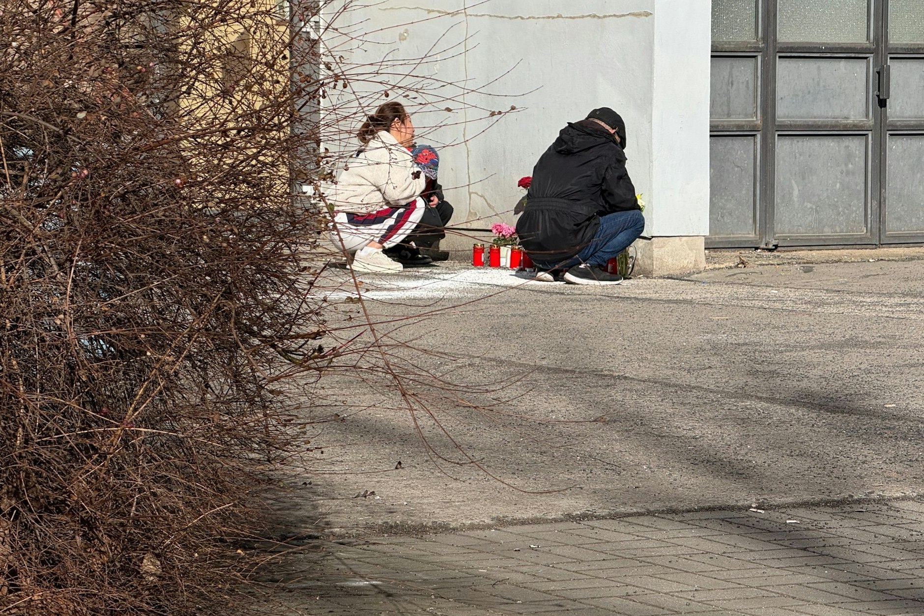 Trauernde vor dem Hochhaus in Marzahn. Ein vierjähriger Junge starb nach einem Sturz aus einem Fenster.