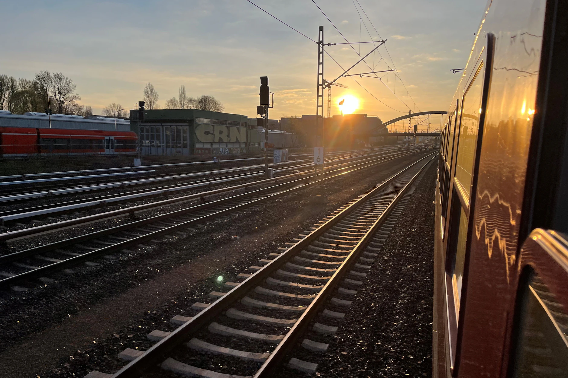 Durch die Nacht in die Morgenröte: Der European Sleeper Brüssel–Prag rollt durch Friedrichshain. Ab 27. März fügt der private Zugbetreiber eine weitere Berlin-Verbindung hinzu: nach Paris.