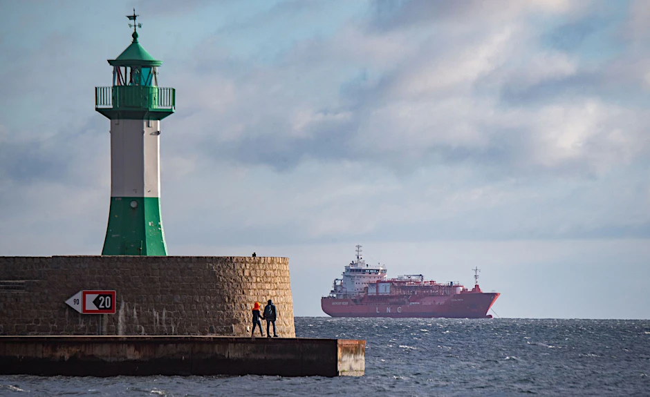 LNG-Tanker im Hafen von Mukran: 96 Prozent aller LNG-Lieferungen kommen aus den USA – mehr Abhängigkeit geht nicht.
