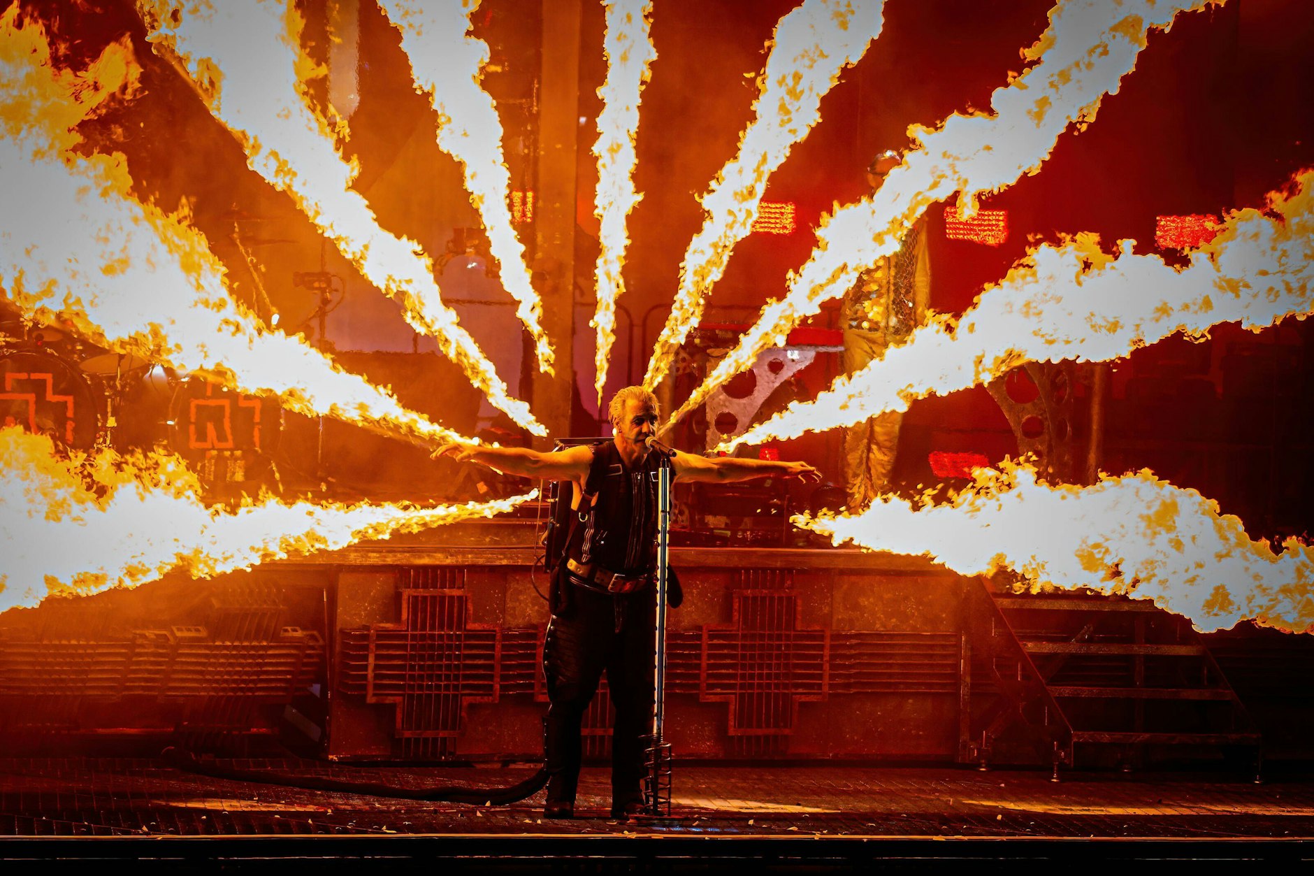 Till Lindemann beim Konzert von Rammstein in aarhus, hinter seinem Rücken schießen Flammenwerfer empor.