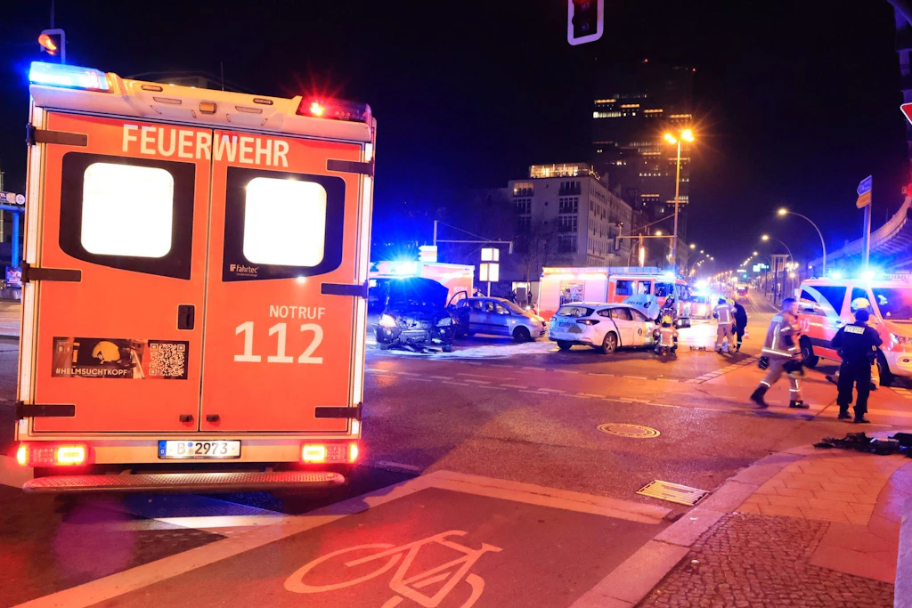 Mindestens ein beteiligtes Auto hat einen Totalschaden.