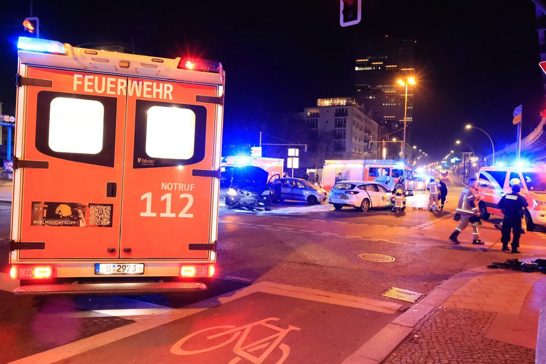 Mindestens ein beteiligtes Auto hat einen Totalschaden.