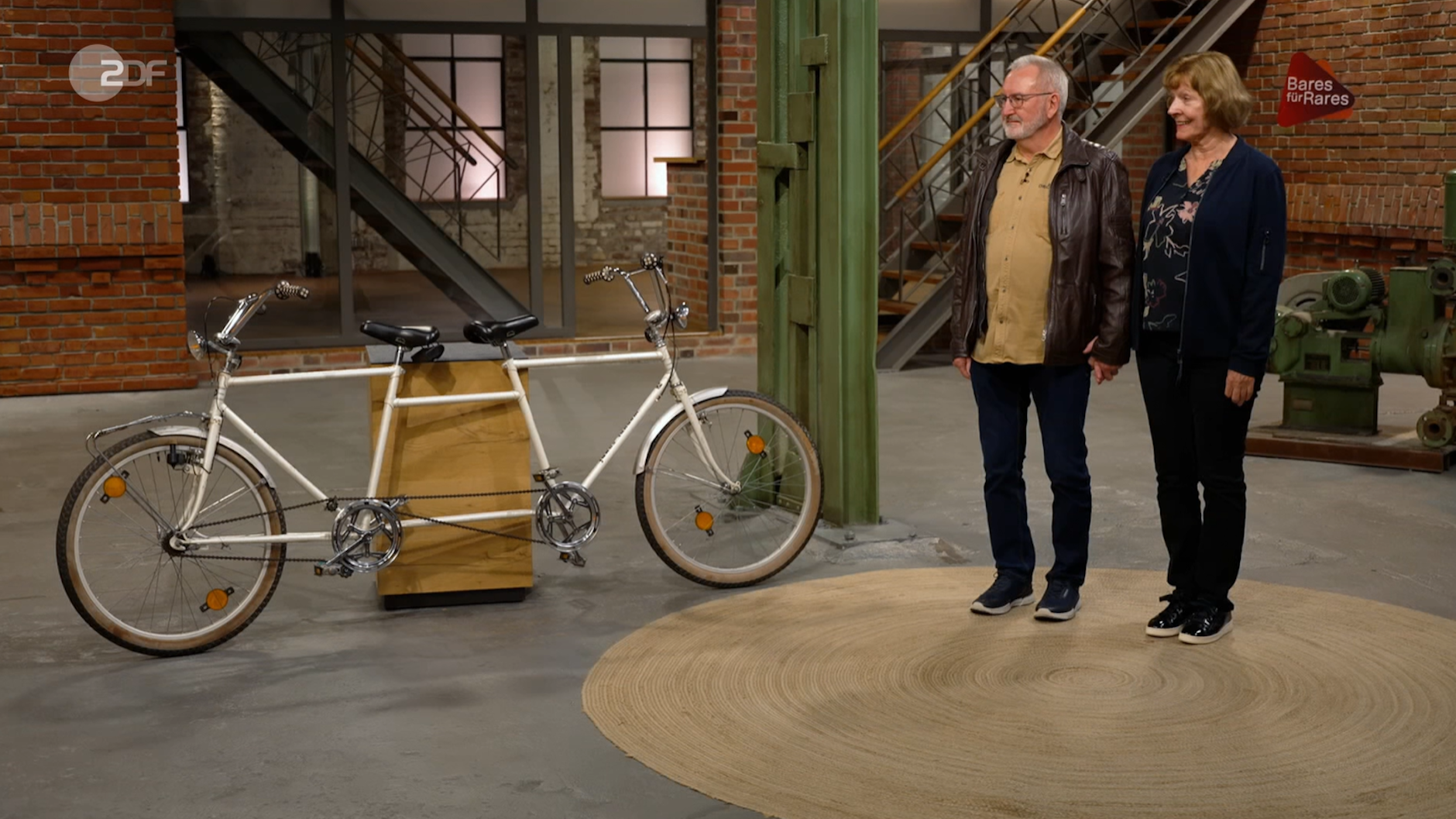 Michael Schäfer und Monika Baar-Schäfer im Händlerraum bei „Bares für Rares“ – auch die Händler sind vom besonderen Janus Tandem begeistert.