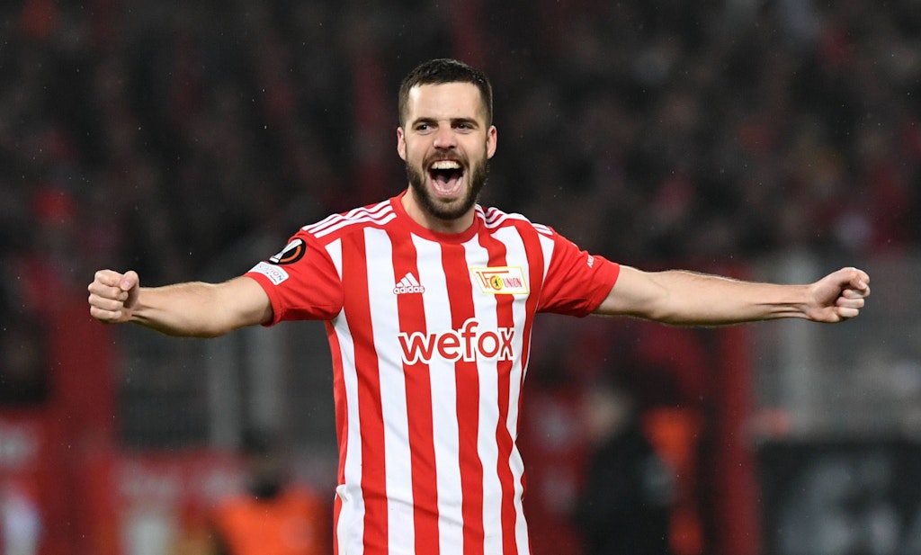 Bu eski profesyonel yeniden amatör futbol oynuyor