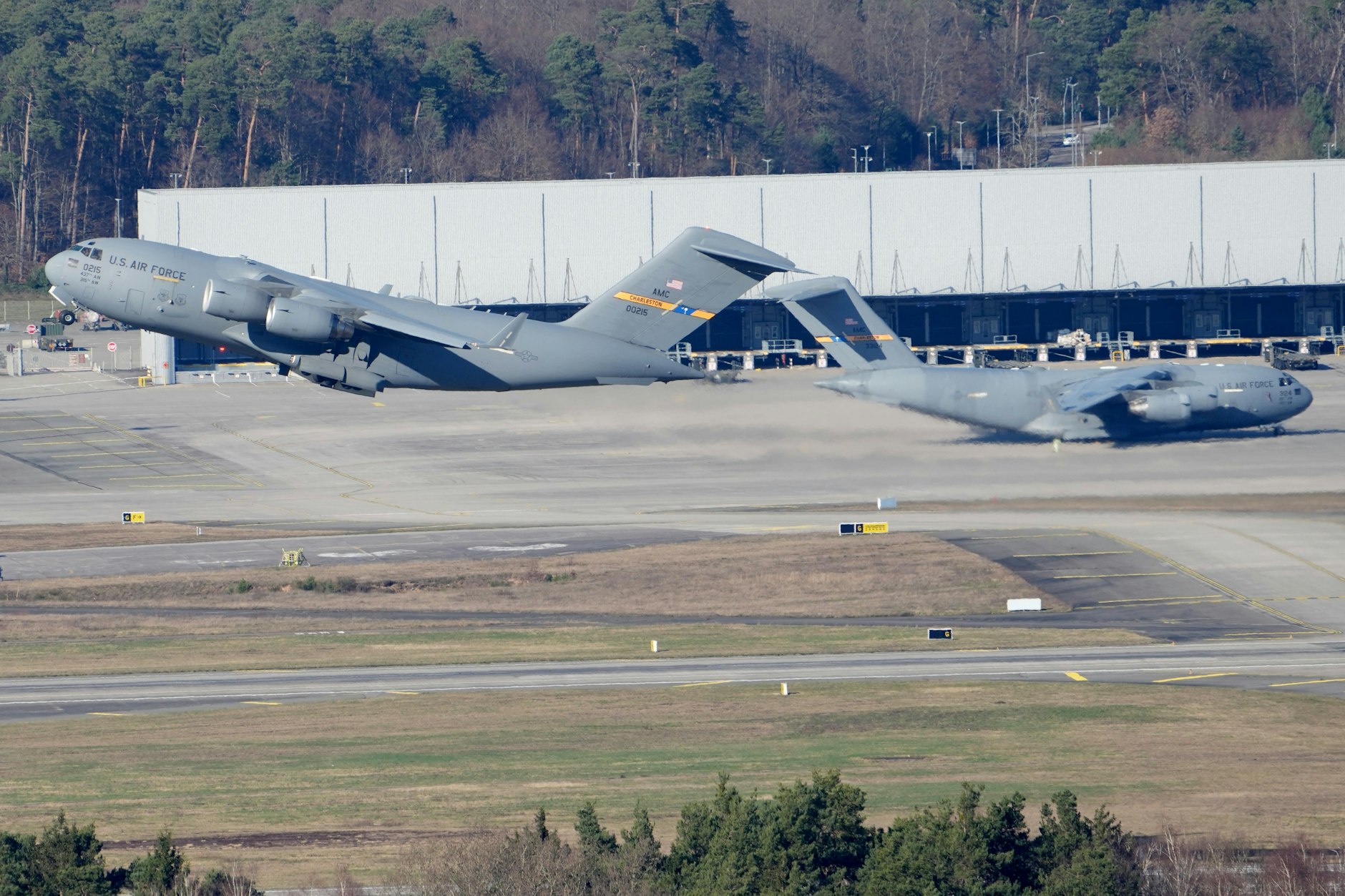 02.03.2026, Rheinland-Pfalz, Ramstein: Eine amerikanische Transportmaschine vom Typ C17 Globemaster hebt von der US-Luftwaffenbasis in Ramstein ab.