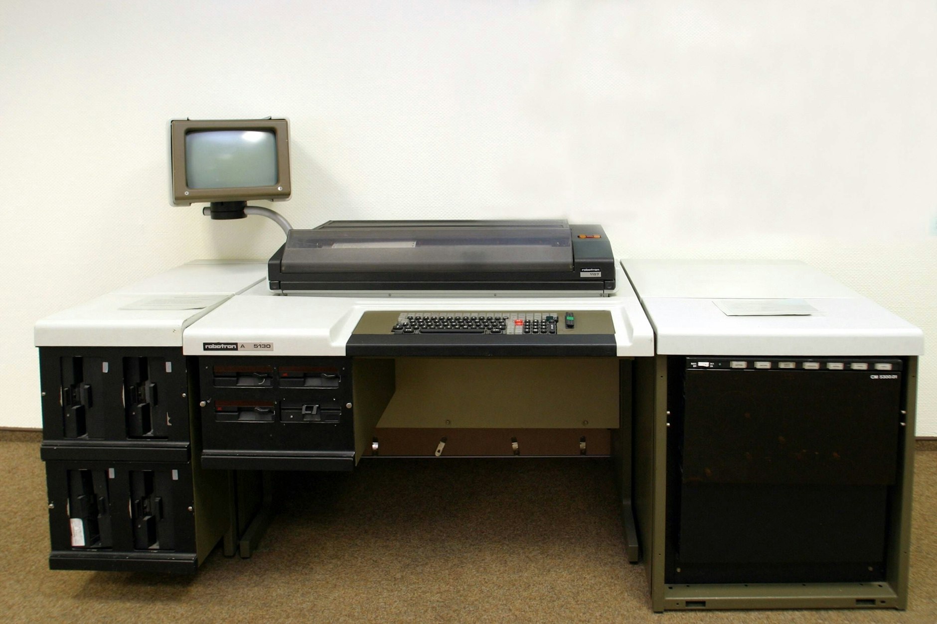 So sah ein Robotron-Bürocomputer mit integriertem Magnetbandgerät zum Einlesen von Daten in den Grossrechner aus.