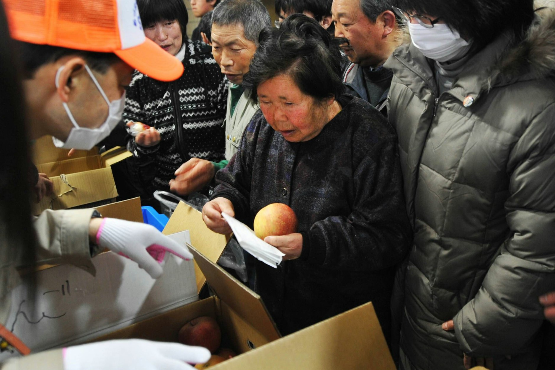 In einer Notunterkunft werden Hilfsmittel an Betroffene verteilt.