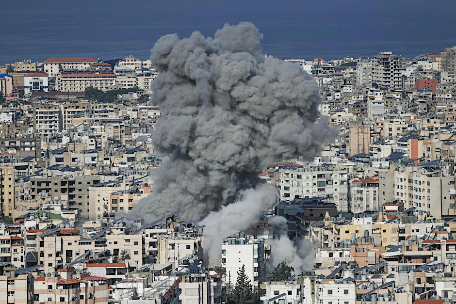 Eine Rauchwolke steigt nach erneuten israelischen Angriffen über Beirut auf.