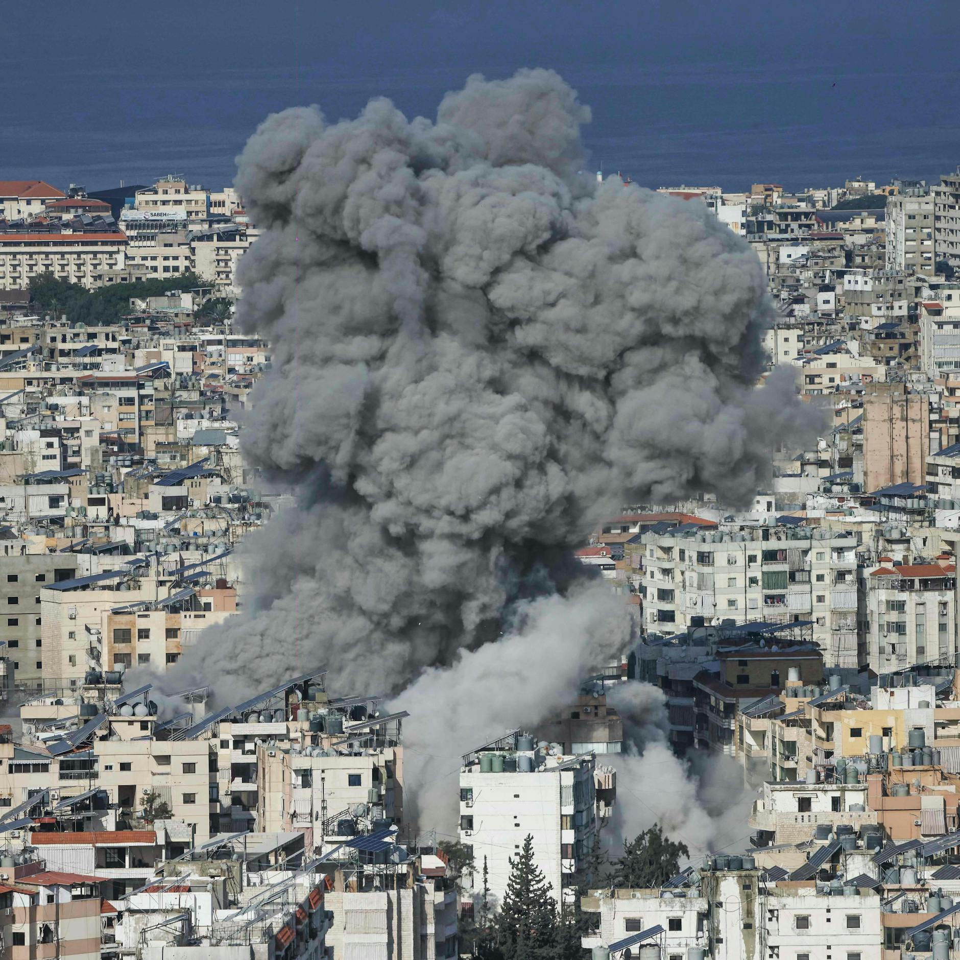 Image - Iran-Liveblog: Israel droht mit Tötung von Chamenei-Nachfolger ++ Erster Rückholflug für Touristen soll abheben