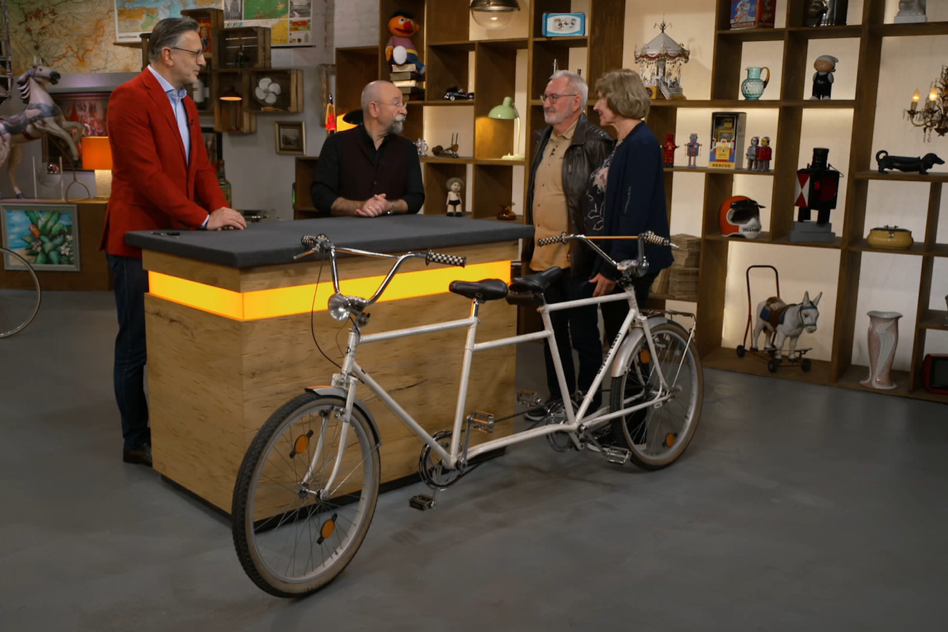 Hörst Lichter, Experte Detlev Kümmel, Michael Schäfer und Monika Baar-Schäfer bei der Experte im Studio von „Bares für Rares“.