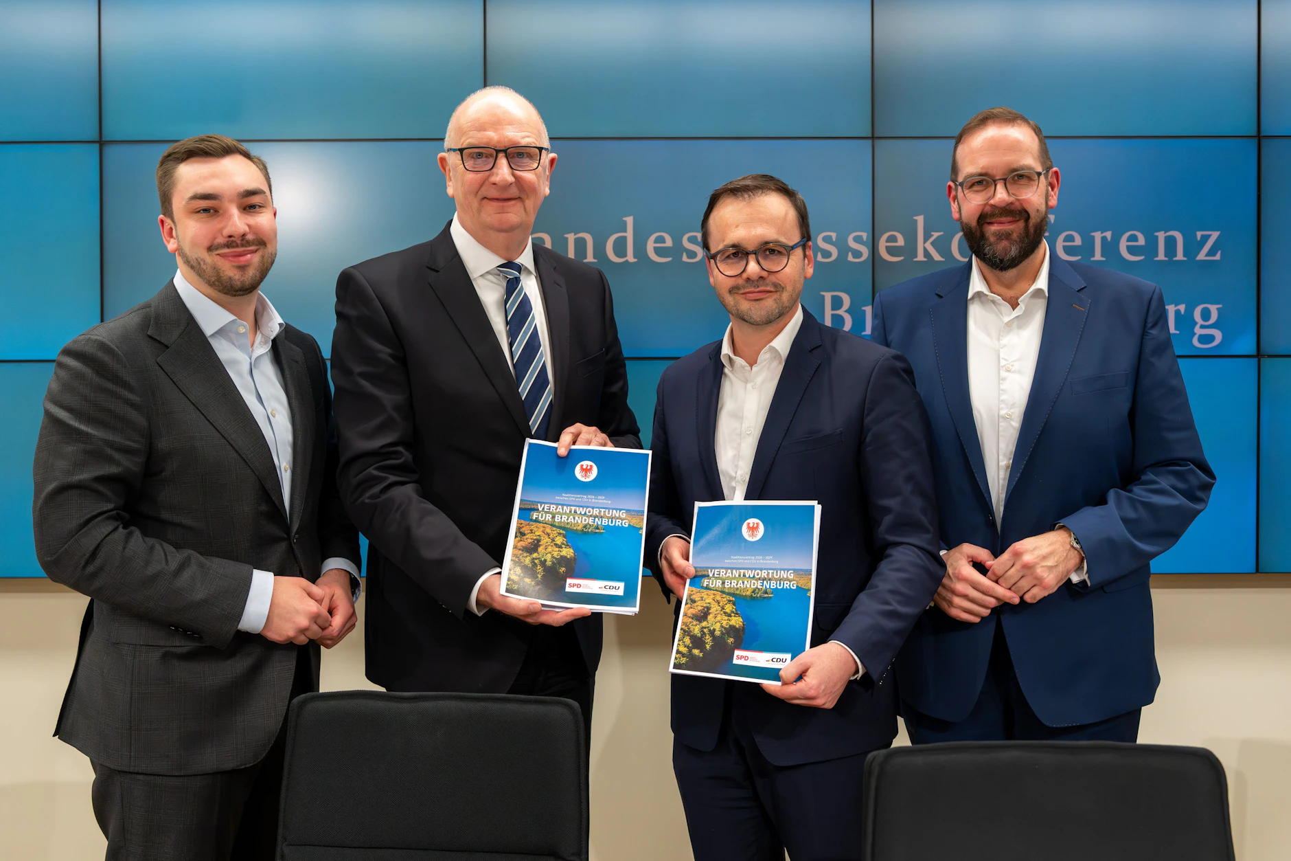 Kurt Fischer (v.l.n.r., SPD), Ministerpräsident Dietmar Woidke (SPD), Jan Redmann, Vorsitzender der Brandenburger CDU, und Gordon Hoffmann (CDU) präsentieren den Koalitionsvertrag.