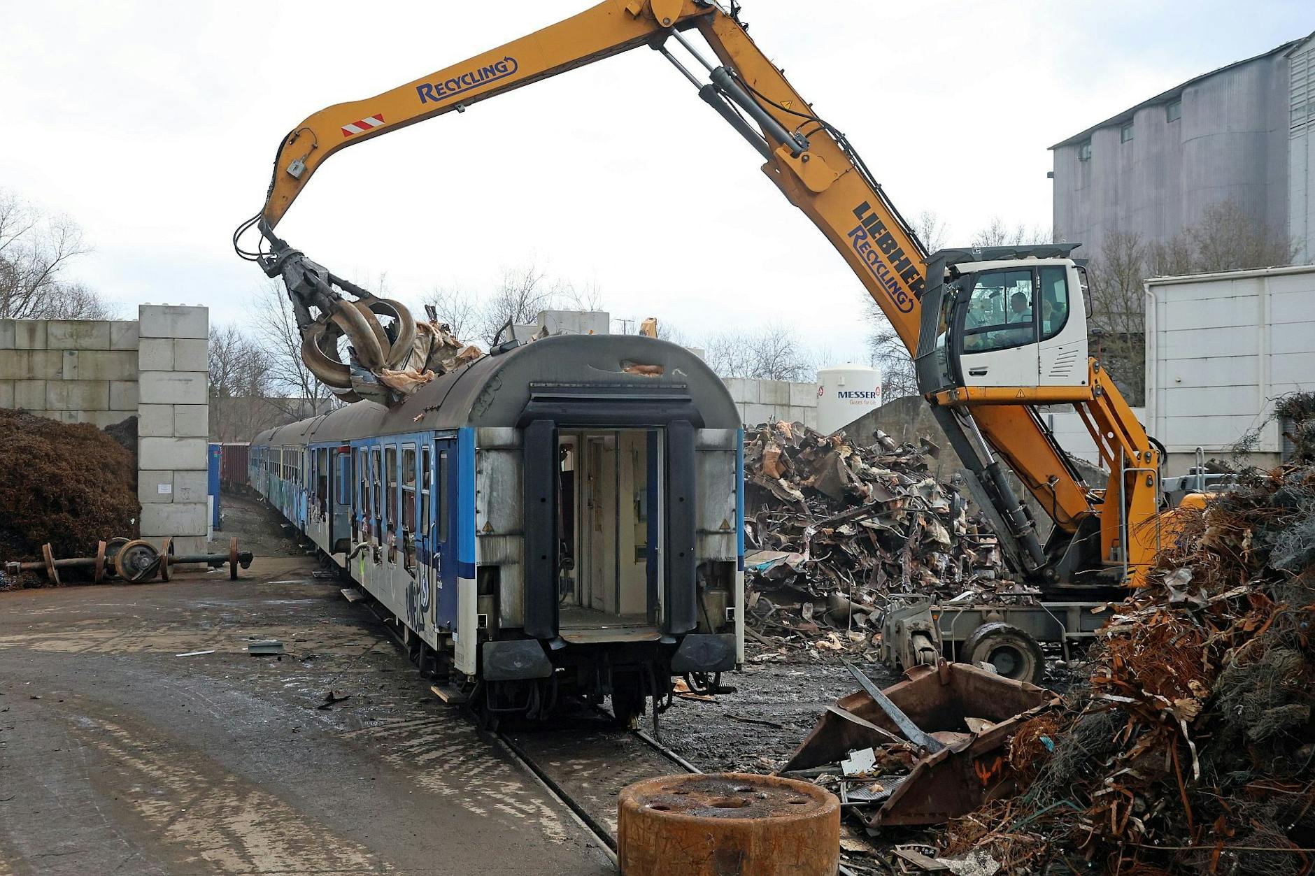 Hunderte alte Bahnwaggons, die teilweise aus der DDR kommen, werden in Tschechien verschrottet. Grund: Die Tschechische Bahn České dráhy modernisiert den Fuhrpark.