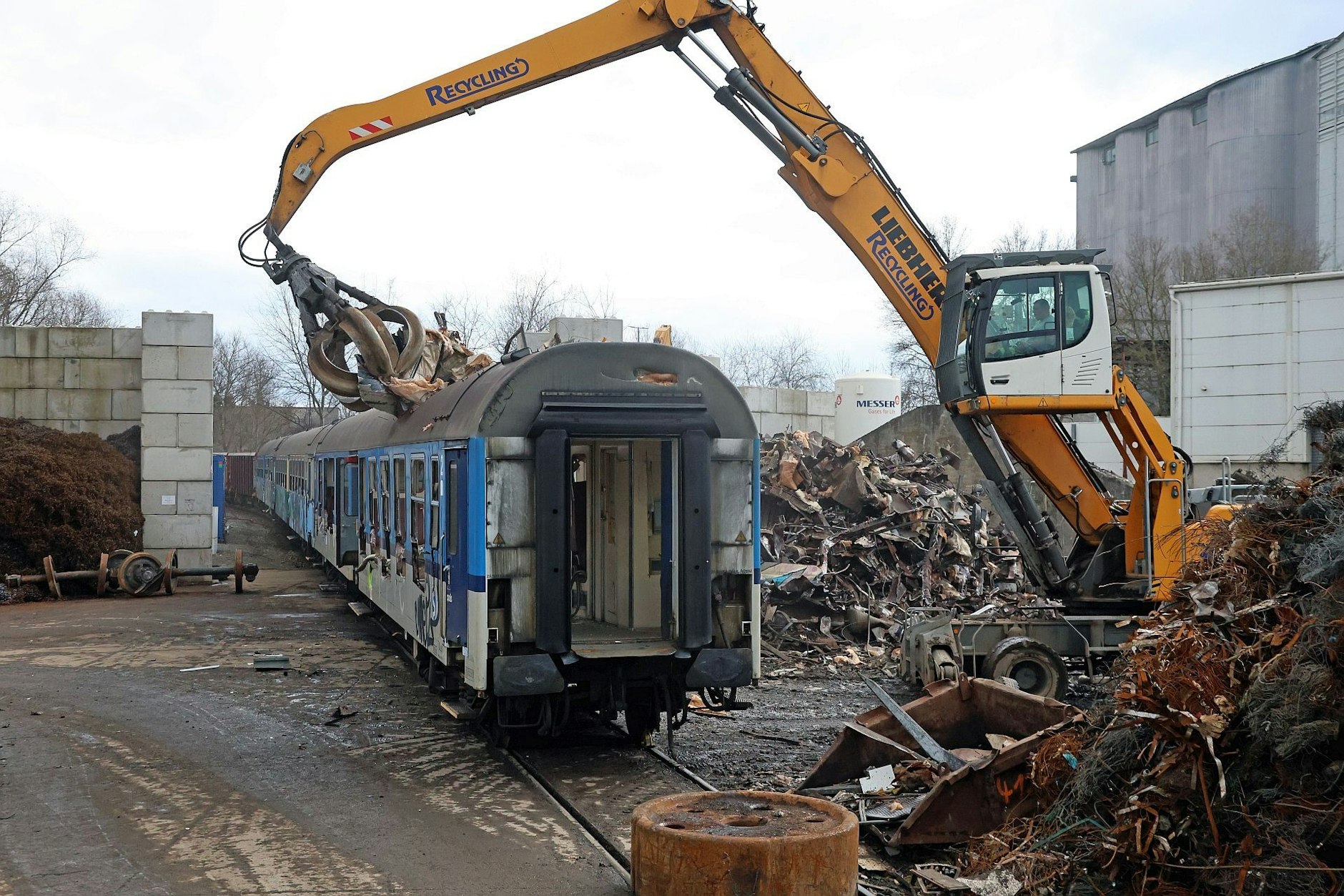Hunderte alte Bahnwaggons, die teilweise aus der DDR kommen, werden in Tschechien verschrottet. Grund: Die Tschechische Bahn České dráhy modernisiert den Fuhrpark. 
