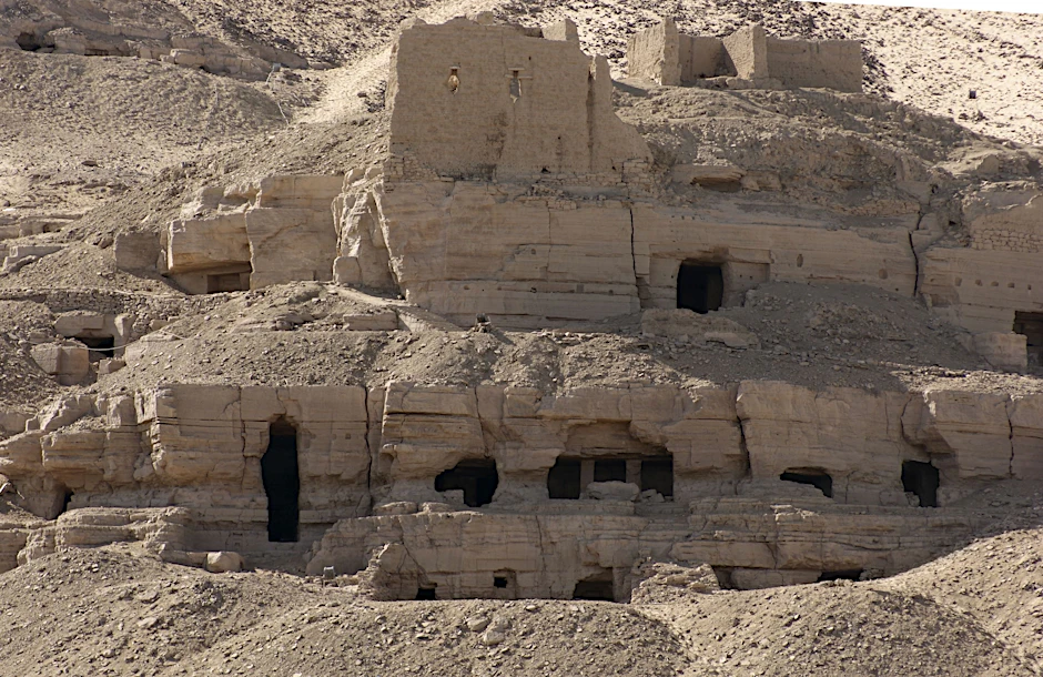 In den Fels gehauene Gräber in Qubbet el-Hawa bei Assuan.