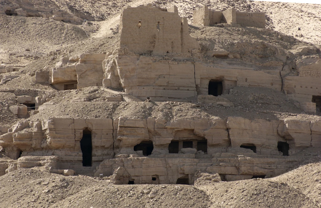 Ägyptische Archäologen legen bei Assuan jahrtausendealte Felsengräber frei