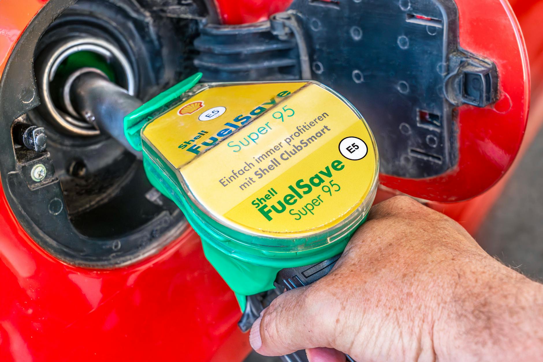 Wegen des Iran-Kriegs müssen Autofahrer derzeit tief in die Tasche greifen.