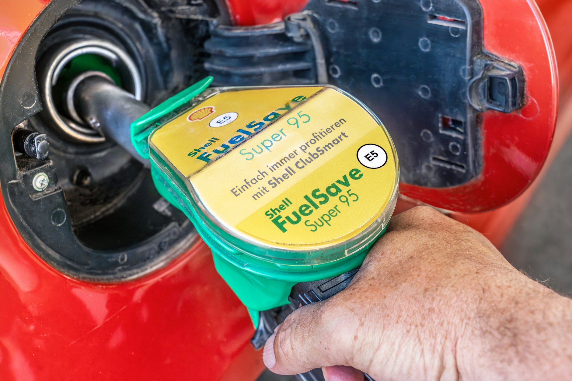 Wegen des Iran-Kriegs müssen Autofahrer derzeit tief in die Tasche greifen.