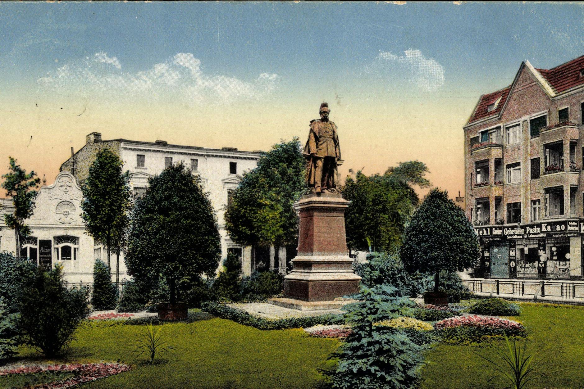 Historisches Foto vom Anton-Platz mit einem Denkmal für Kaiser Wilhelm I.
