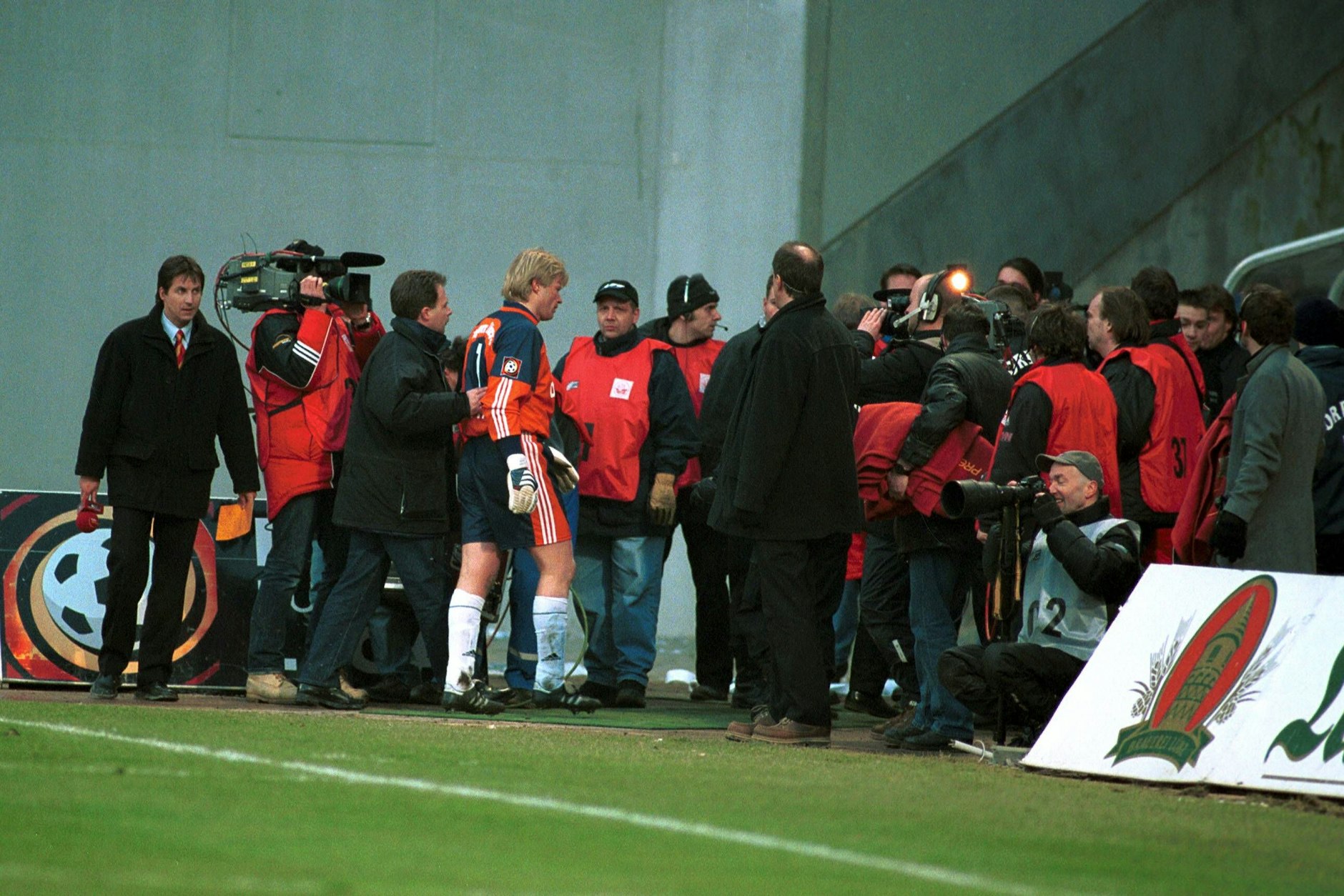 Oliver Kahn verlässt nach seinem Platzverweis das Spielfeld.