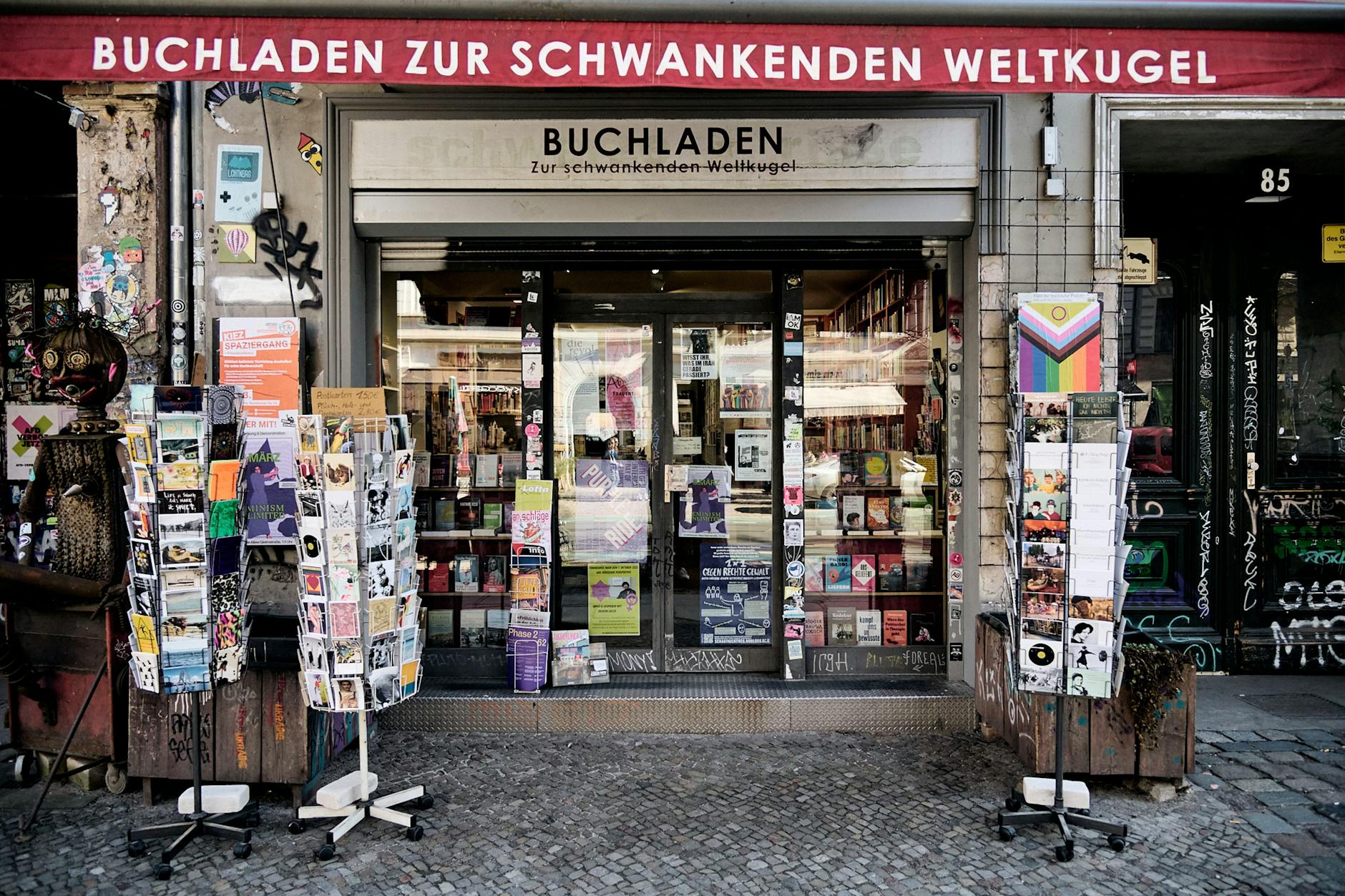 Ein Kiez-Buchladen in Prenzlauer Berg: Der Buchladen zur schwankenden Weltkugel steht plötzlich im Zentrum einer kulturpolitischen Debatte.